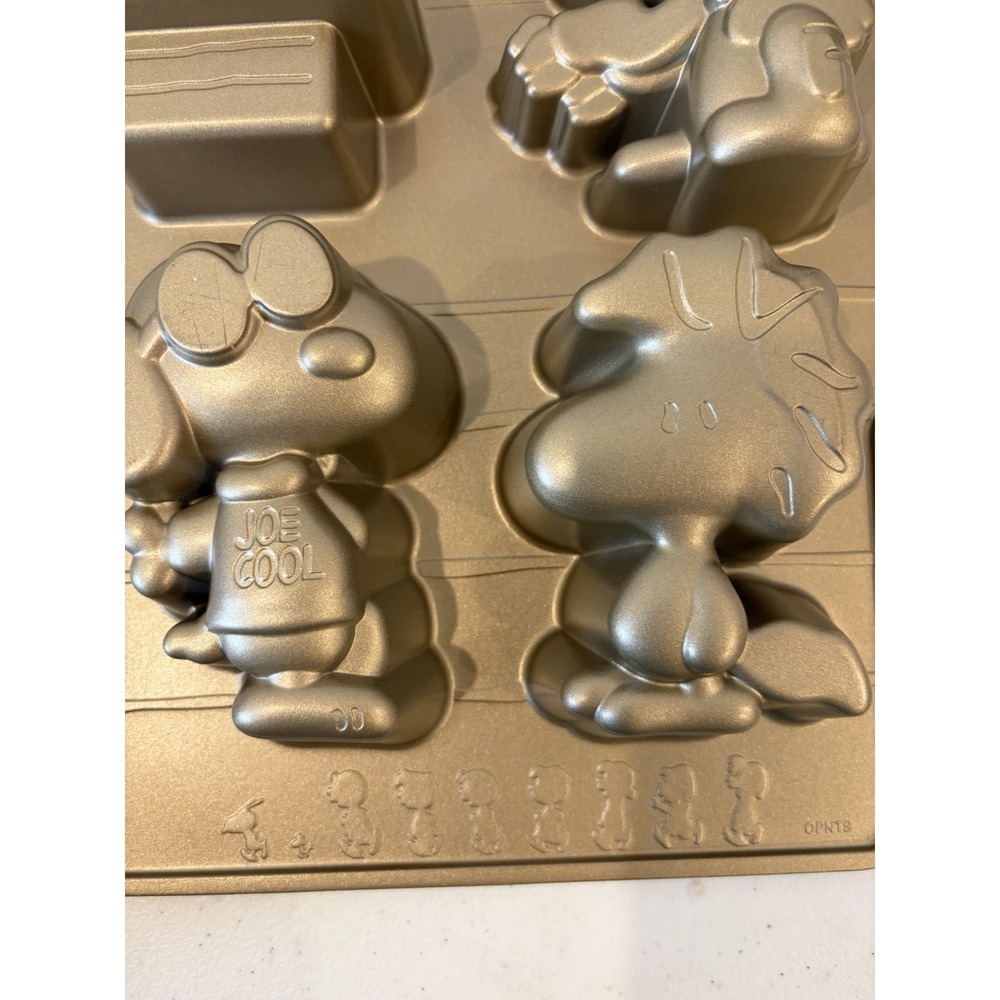 Williams And Sonoma Peanuts Snoopy Cast Aluminum Cakelet Pan New - Picture 10 of 10